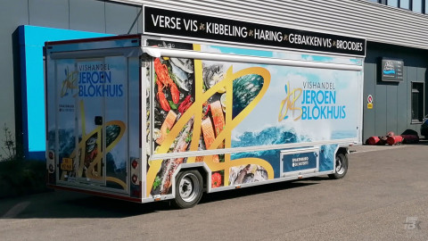 Zijaanzicht van een aanhangwagen voor vis met gesloten luifel