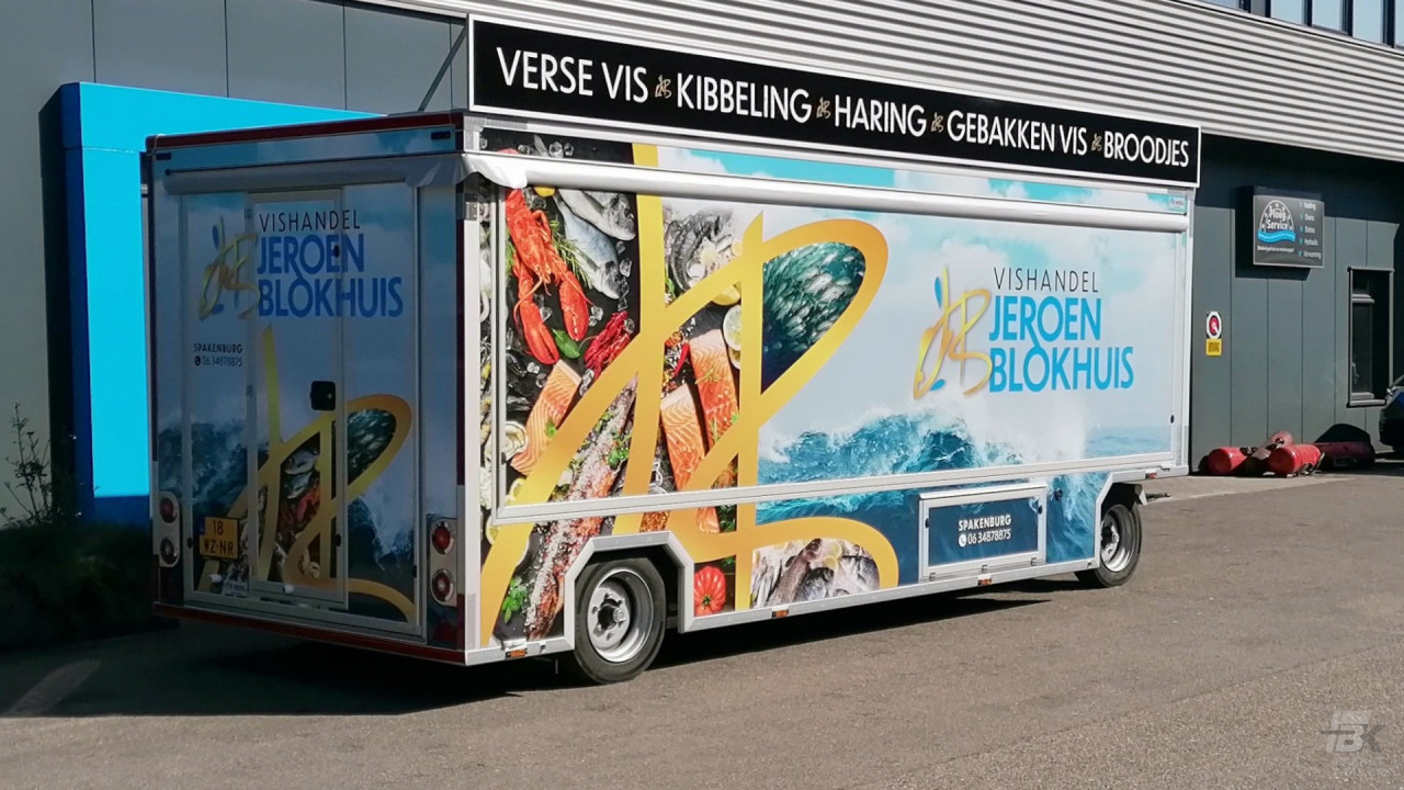 Zijaanzicht van een aanhangwagen voor vis met gesloten luifel