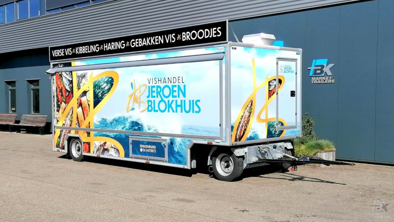 Zijaanzicht van een aanhangwagen voor vis met gesloten luifel