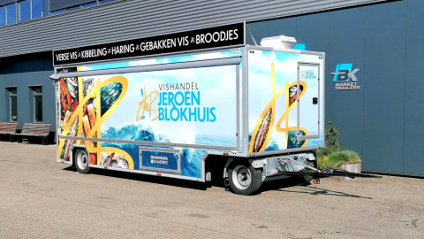 Zijaanzicht van een aanhangwagen voor vis met gesloten luifel
