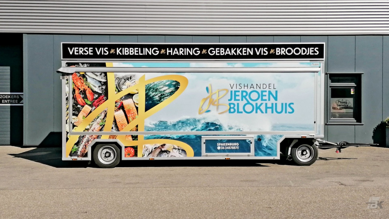 Zijaanzicht van een aanhangwagen voor vis met gesloten luifel