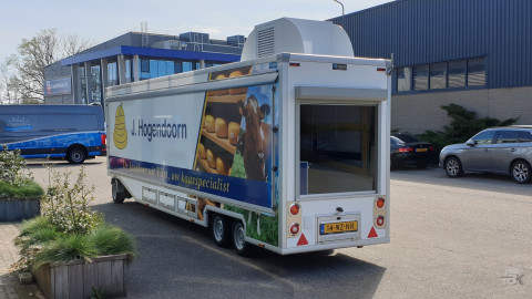 Achteraanzicht van een smalle aanhangwagen voor kaas