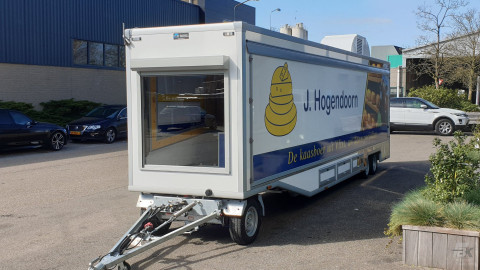Vooraanzicht van een smalle aanhangwagen voor kaas