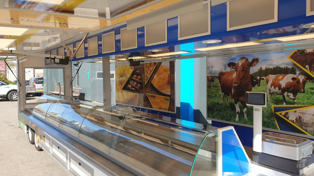 Binnenkant van een smalle aanhangwagen voor kaas