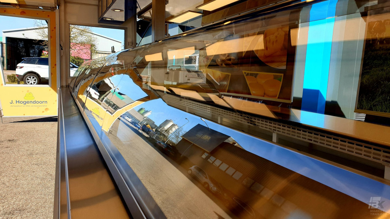 Vitrine van een smalle aanhangwagen voor kaas