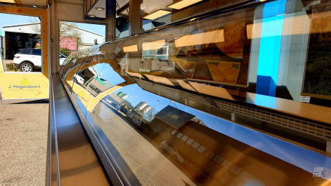 Vitrine van een smalle aanhangwagen voor kaas