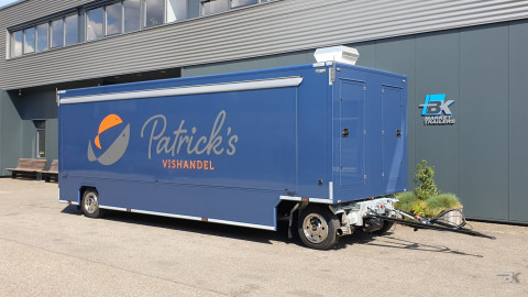 Zijaanzicht van een aanhangwagen voor vis met gesloten luifel