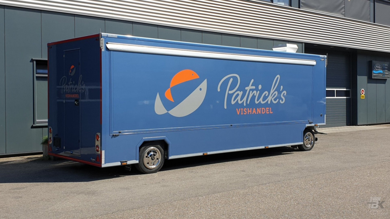 Zijaanzicht van een aanhangwagen voor vis met gesloten luifel