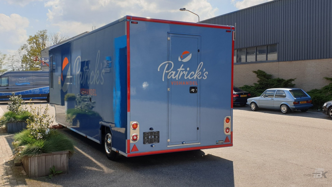 Achteraanzicht van een aanhangwagen voor vis