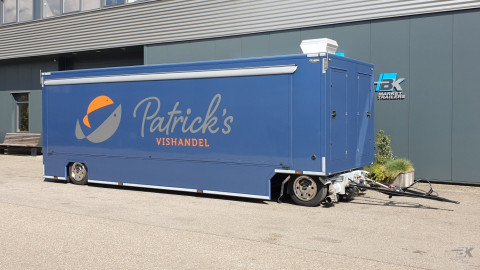 Zijaanzicht van een aanhangwagen voor vis met gesloten luifel