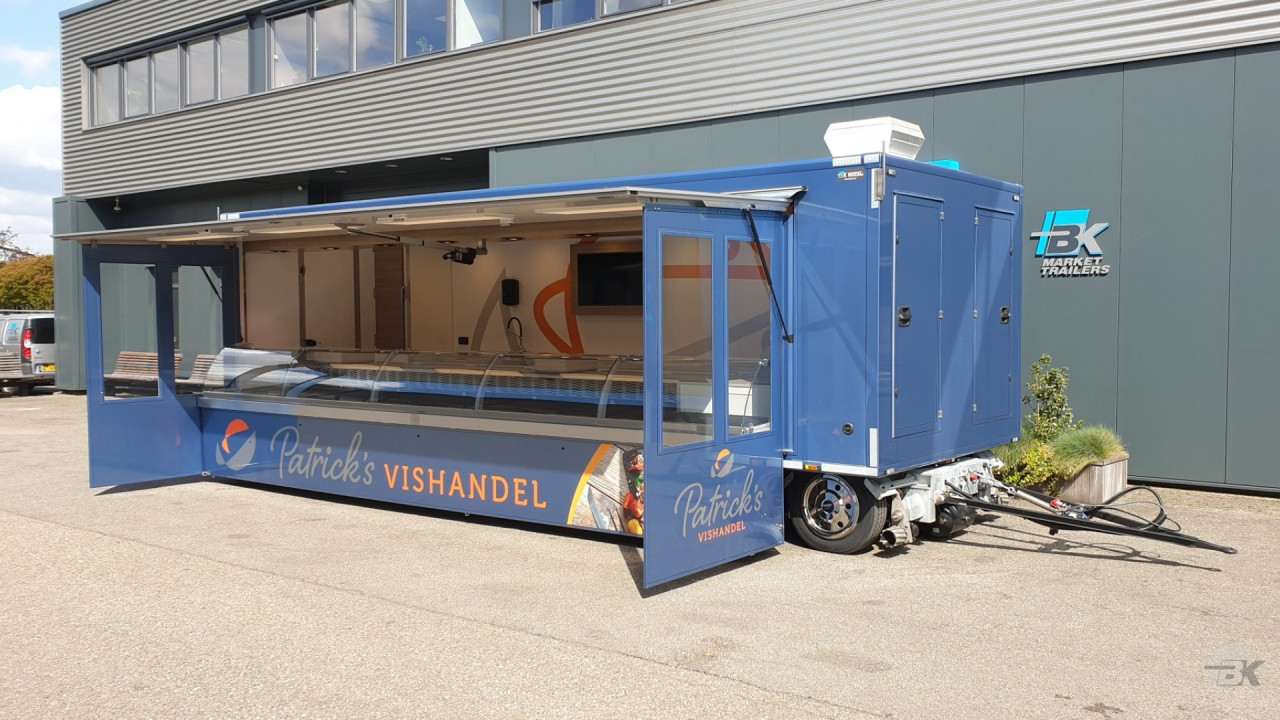 Zijaanzicht van een aanhangwagen voor vis met geopende luifel en zijborden