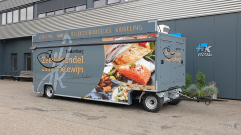 Zijaanzicht van een aanhangwagen voor vis met gesloten luifel
