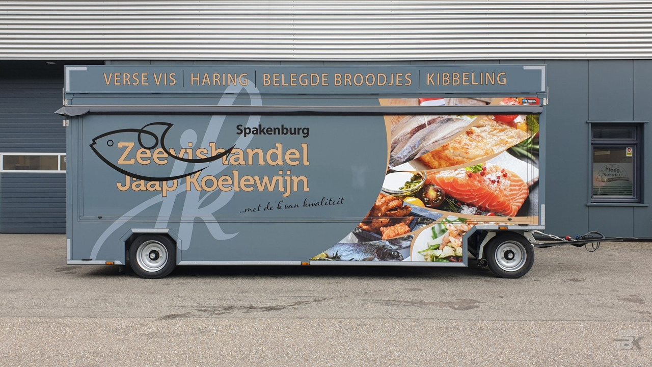 Zijaanzicht van een aanhangwagen voor vis met gesloten luifel