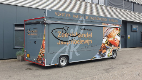 Zijaanzicht van een aanhangwagen voor vis met gesloten luifel