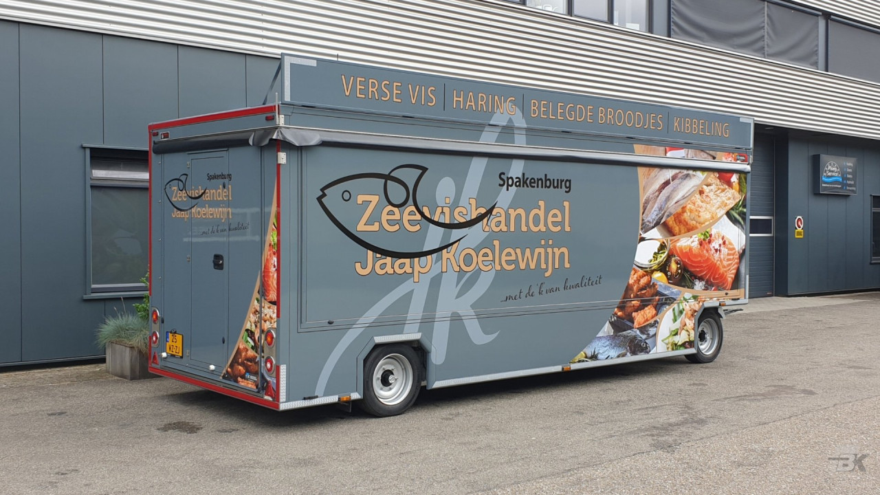 Zijaanzicht van een aanhangwagen voor vis met gesloten luifel