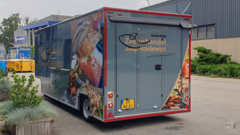 Achteraanzicht van een aanhangwagen voor vis