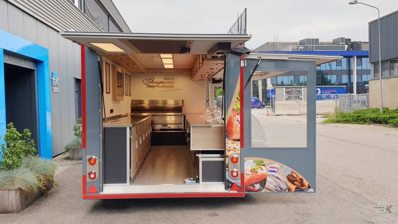 Achteraanzicht van een aanhangwagen voor vis met geopende luifel en zijborden