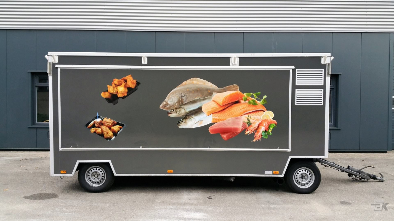 Zijaanzicht van een aanhangwagen voor vis met gesloten luifel
