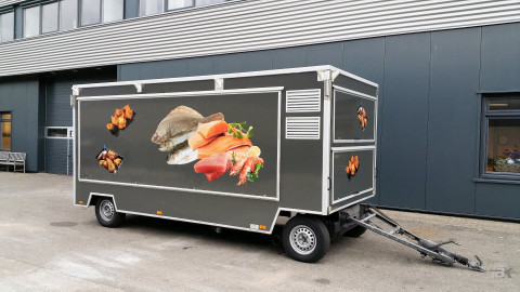 Zijaanzicht van een aanhangwagen voor vis met gesloten luifel
