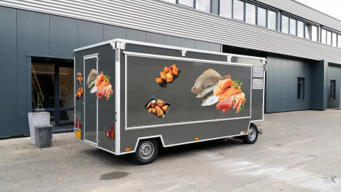Zijaanzicht van een aanhangwagen voor vis met gesloten luifel