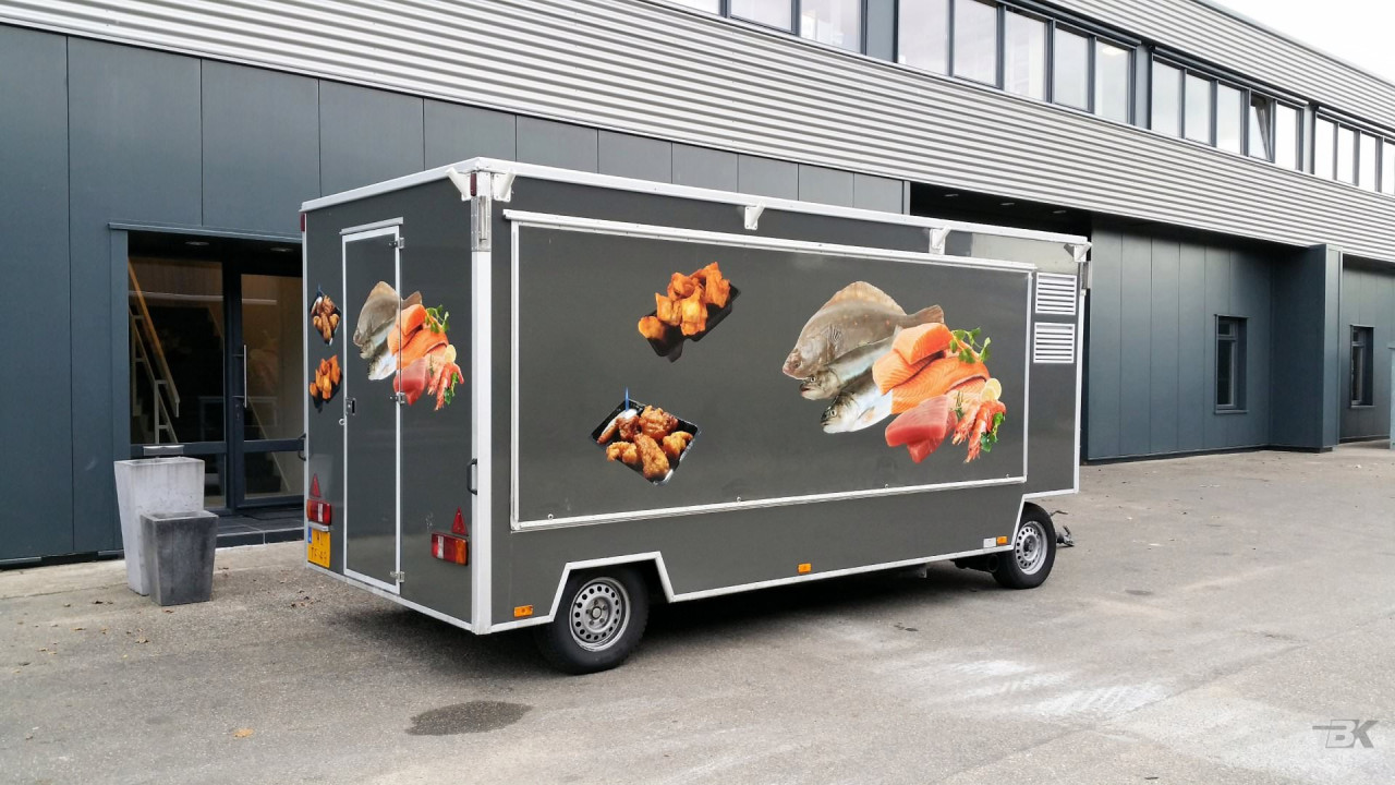 Zijaanzicht van een aanhangwagen voor vis met gesloten luifel