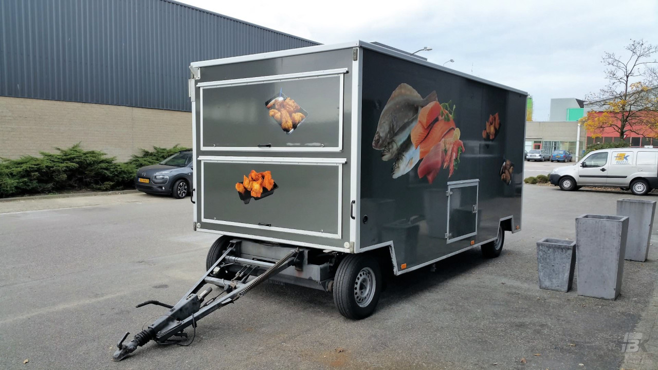 Vooraanzicht van een aanhangwagen voor vis