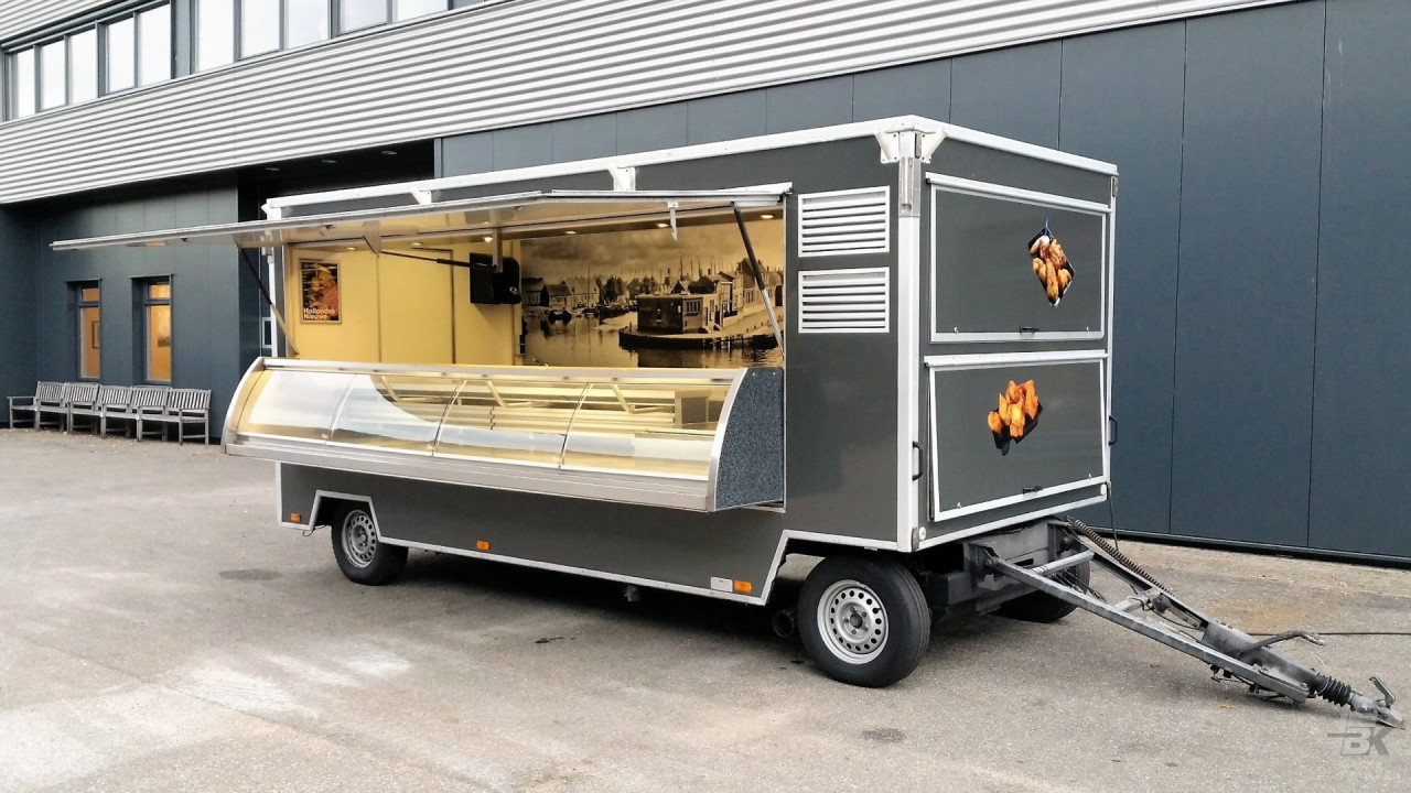Zijaanzicht van een aanhangwagen voor vis met geopende luifel