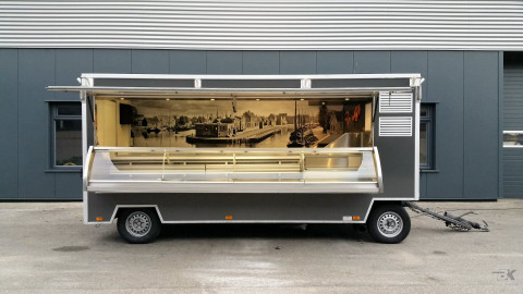 Zijaanzicht van een aanhangwagen voor vis met geopende luifel