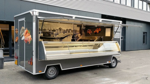 Zijaanzicht van een aanhangwagen voor vis met geopende luifel