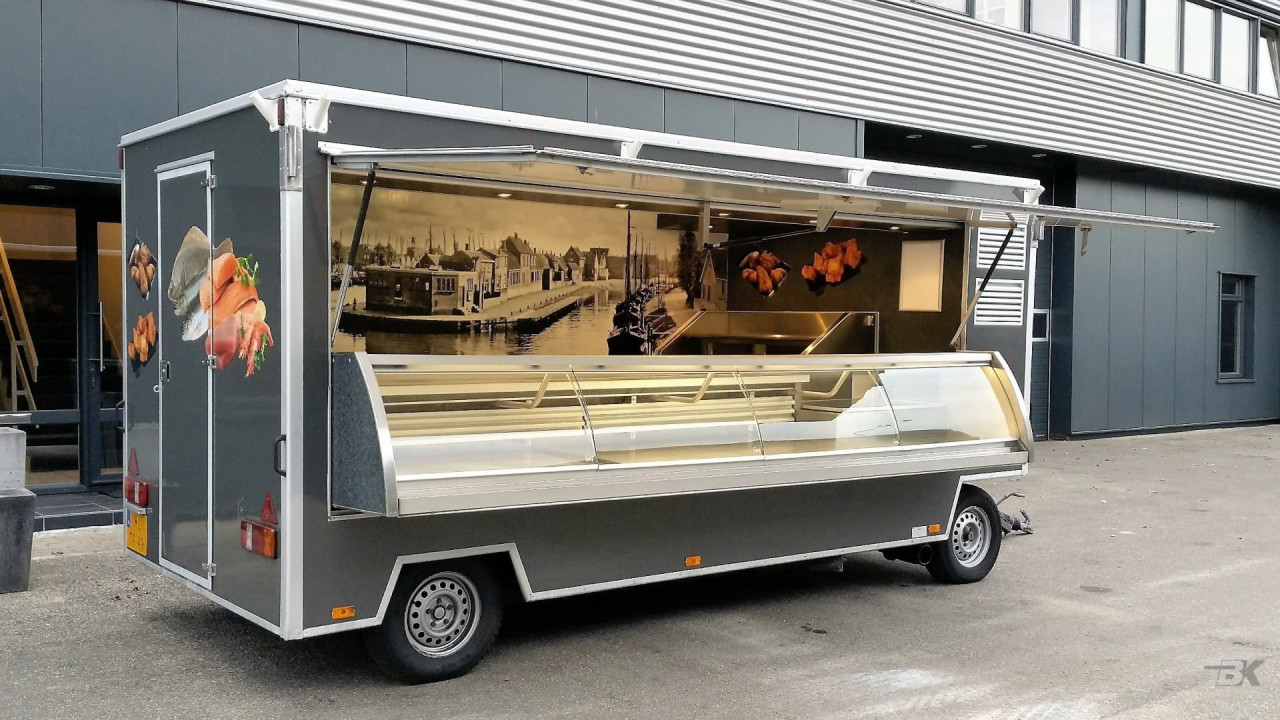 Zijaanzicht van een aanhangwagen voor vis met geopende luifel