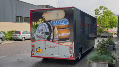 Achteraanzicht van een aanhangwagen voor kaas en kipspecialiteiten