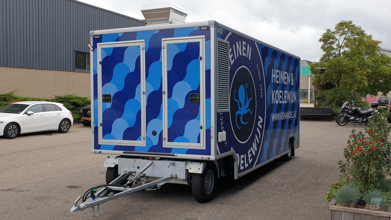 Vooraanzicht van een aanhangwagen voor vis