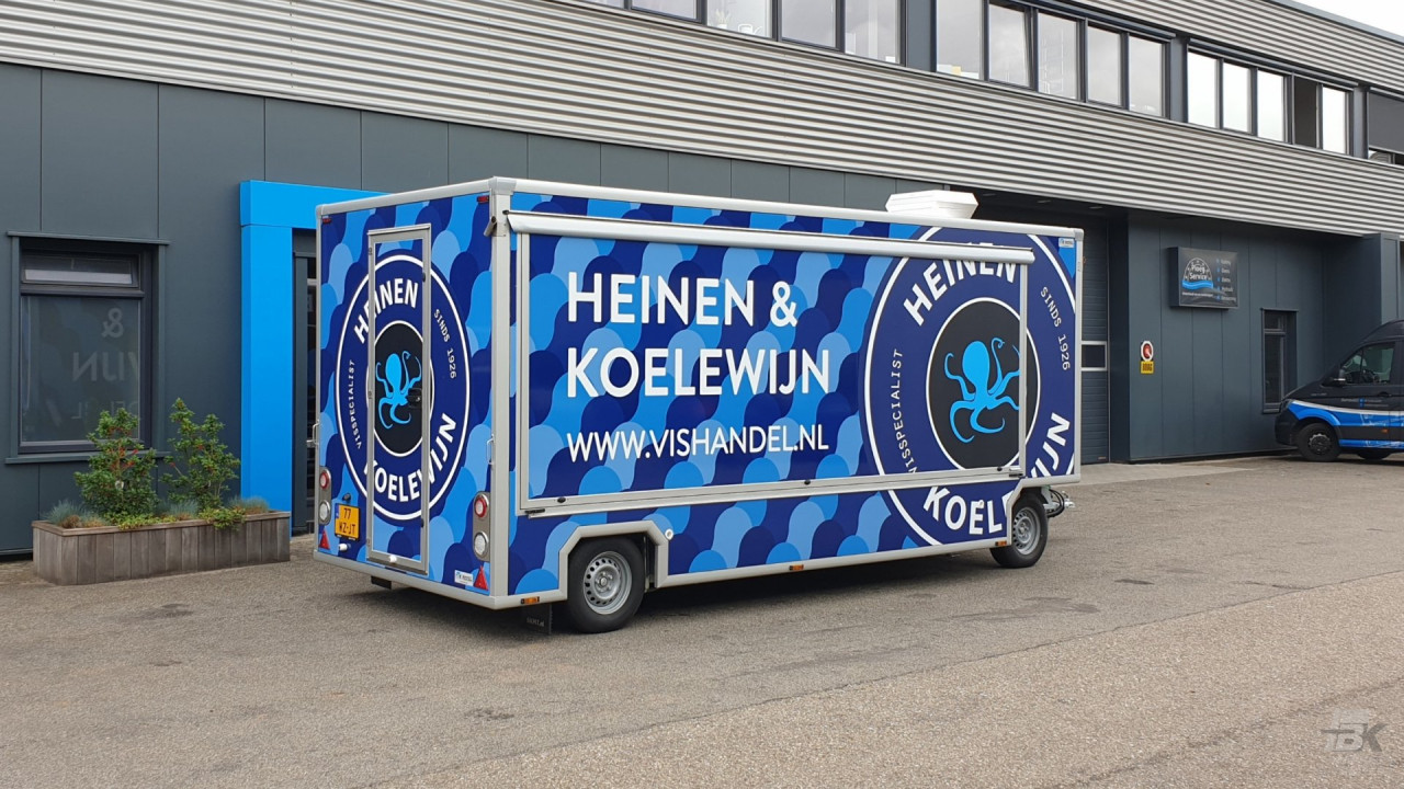 Zijaanzicht van een aanhangwagen voor vis met gesloten luifel