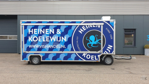 Zijaanzicht van een aanhangwagen voor vis met gesloten luifel