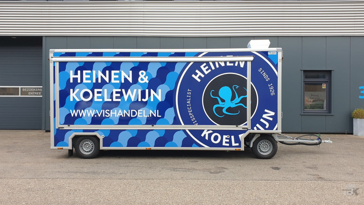 Zijaanzicht van een aanhangwagen voor vis met gesloten luifel