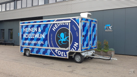 Zijaanzicht van een aanhangwagen voor vis met gesloten luifel