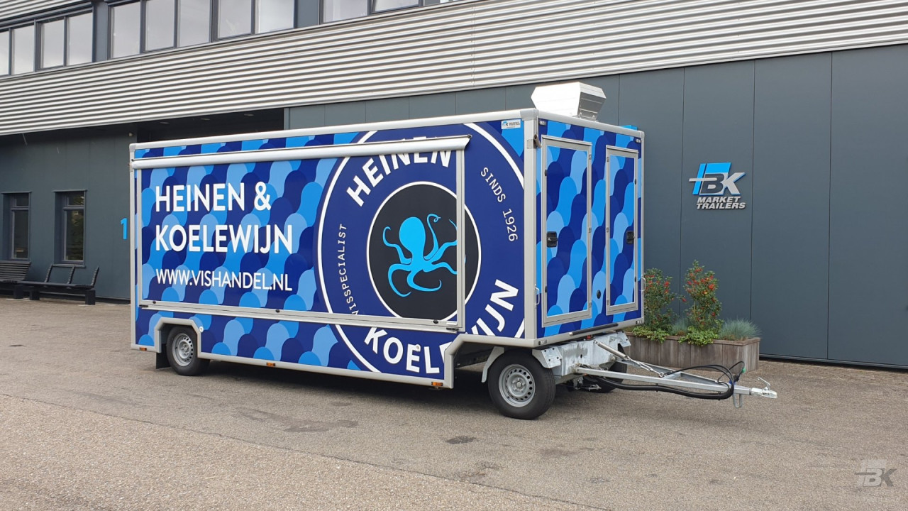 Zijaanzicht van een aanhangwagen voor vis met gesloten luifel