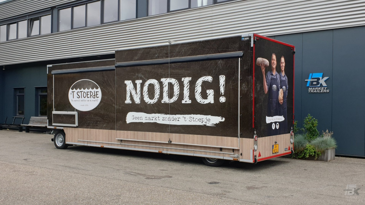 Zijaanzicht van een uitschuifbare aanhangwagen voor brood en banket met gesloten luifel