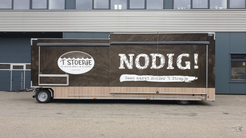Zijaanzicht van een uitschuifbare aanhangwagen voor brood en banket met gesloten luifel