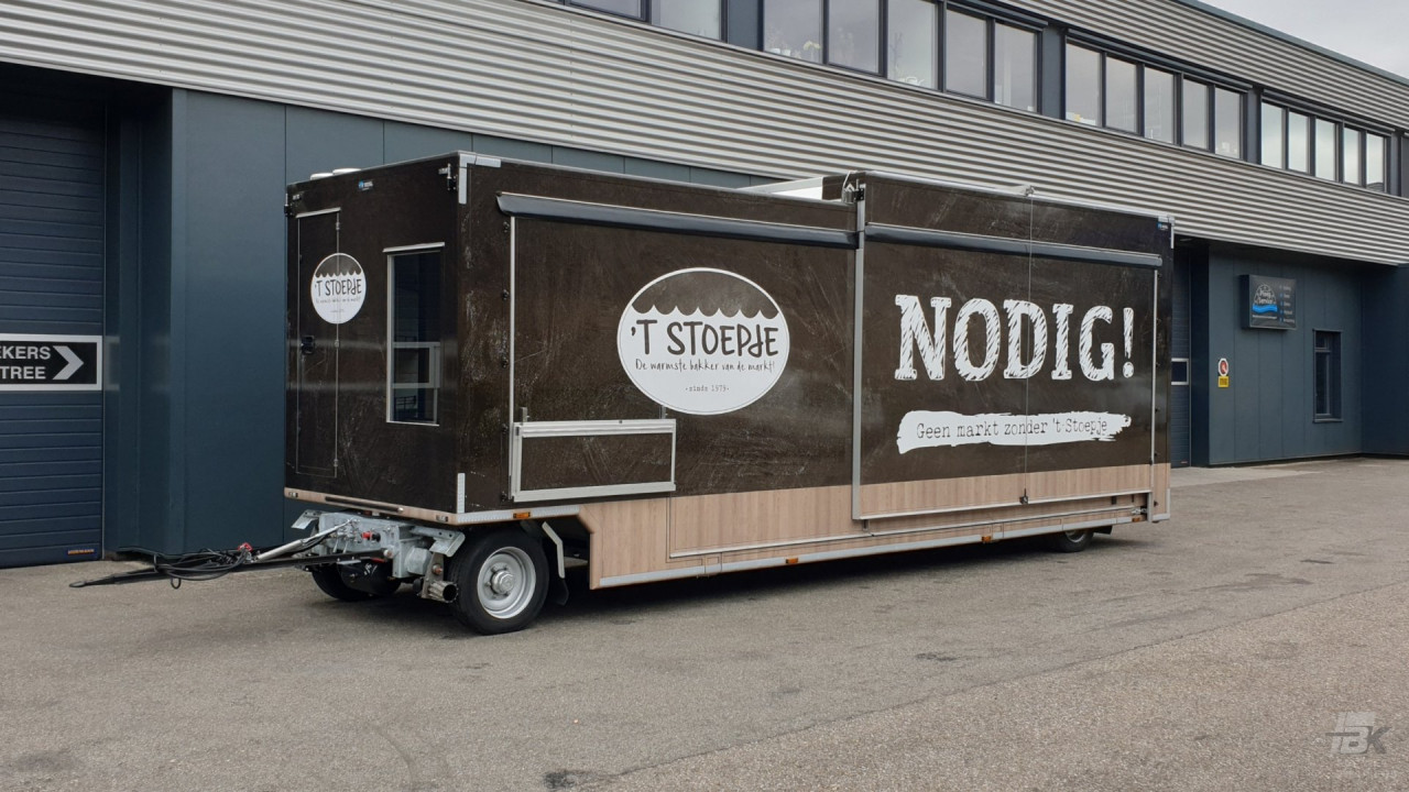 Zijaanzicht van een uitschuifbare aanhangwagen voor brood en banket met gesloten luifel