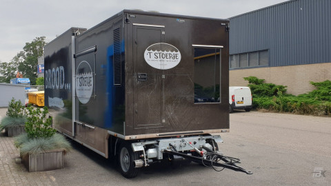 Vooraanzicht van een uitschuifbare aanhangwagen voor brood en banket