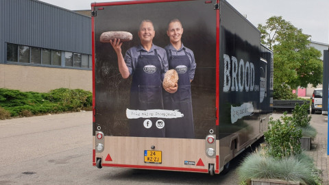 Achteraanzicht van een uitschuifbare aanhangwagen voor brood en banket