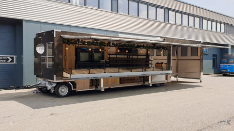 Zijaanzicht van een uitschuifbare aanhangwagen voor brood en banket met geopende luifel