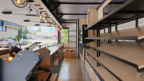 Binnenkant van een uitschuifbare aanhangwagen voor brood en banket