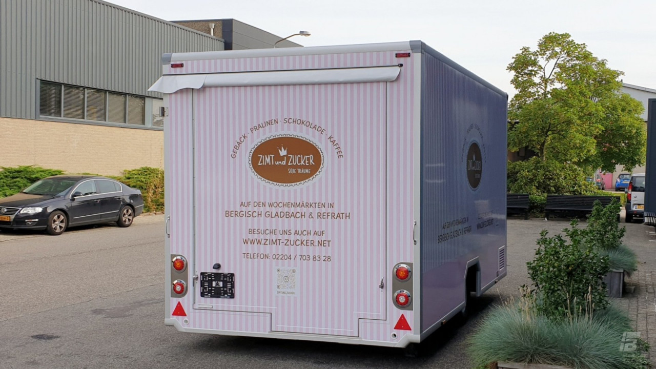 Achteraanzicht van een aanhangwagen voor gebak, chocolade en koffie