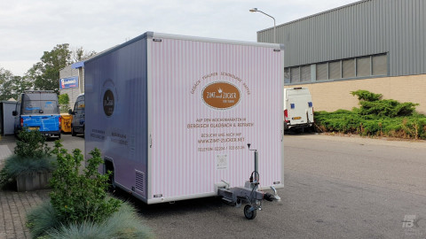Vooraanzicht van een aanhangwagen voor gebak, chocolade en koffie