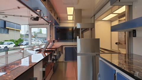 Binnenkant van een verkoopwagen voor vis
