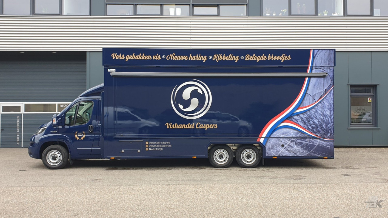Zijaanzicht van een verkoopwagen voor vis met gesloten luifel
