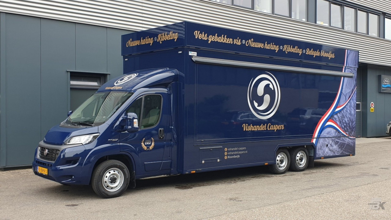Zijaanzicht van een verkoopwagen voor vis met gesloten luifel