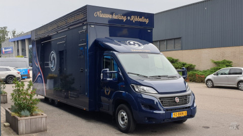Vooraanzicht van een verkoopwagen voor vis